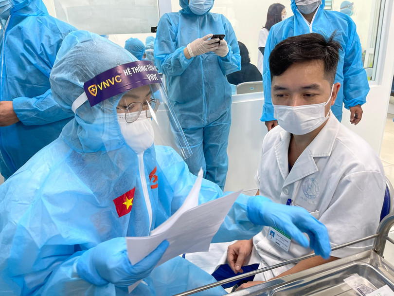 Bác sĩ ở tuyến đầu chống dịch chuẩn bị tiêm vaccine phòng COVID-19 (Ảnh - BYT) 