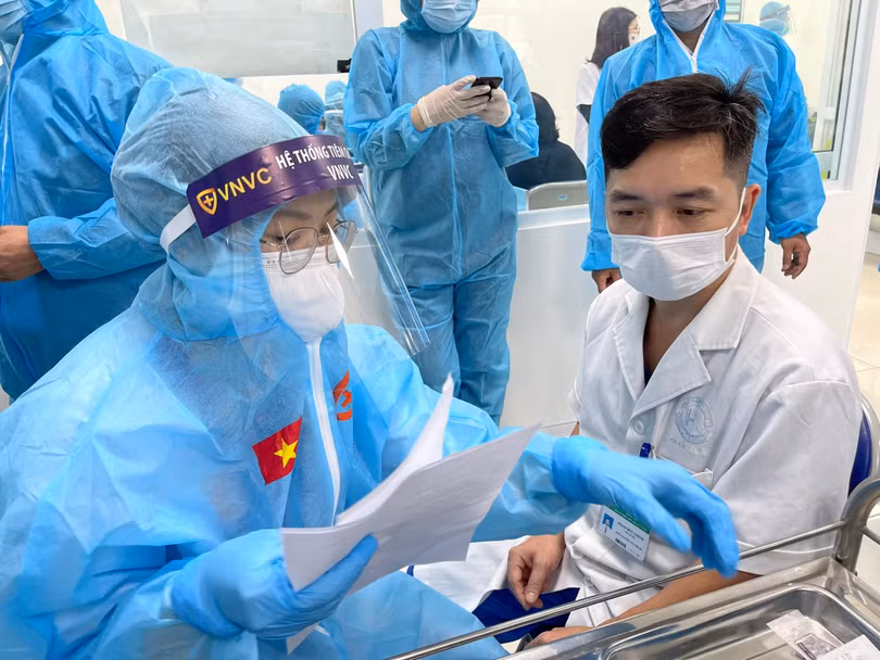 Nhân viên y tế kiểm tra hồ sơ chuẩn bị tiêm vaccine phòng COVID-19 (Ảnh - Tuấn Dũng) 