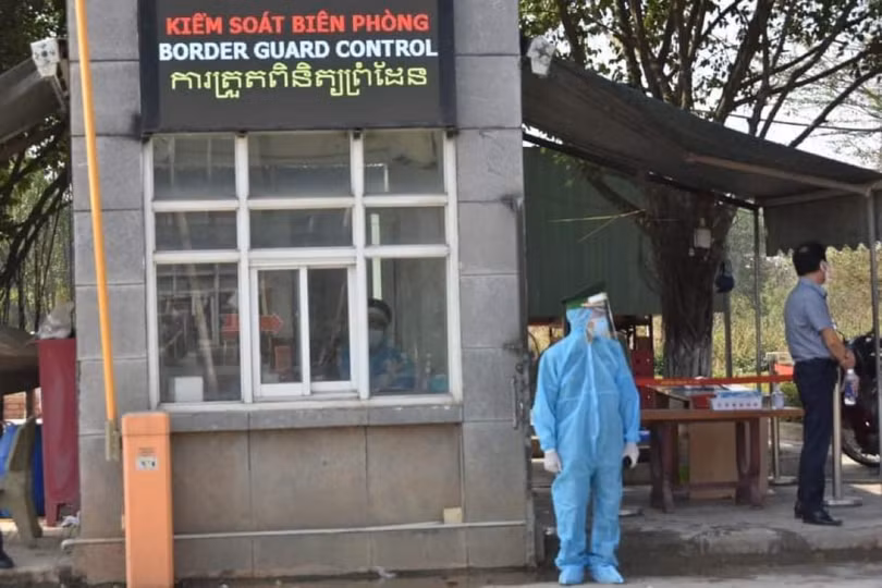 Nhân viên y tế kiểm soát biên phòng (Ảnh - Khôi Nguyễn) Nhân viên y tế kiểm soát biên phòng (Ảnh - Khôi Nguyễn)