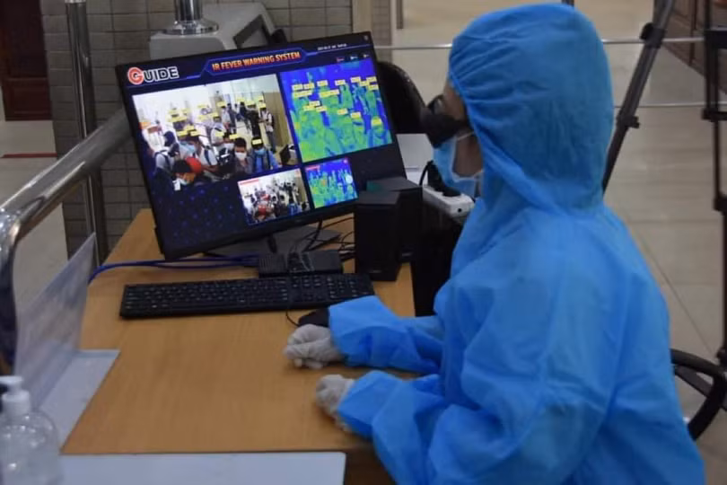 Nhân viên y tế theo dõi camera giám sát (Ảnh - Khôi Nguyễn) Nhân viên y tế theo dõi camera giám sát (Ảnh - Khôi Nguyễn)