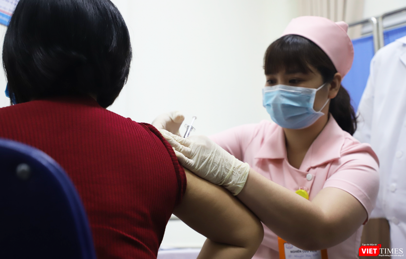 Nhân viên y tế tiêm vaccine phòng COVID-19 cho tình nguyện viên (Ảnh - Minh Thuý) 