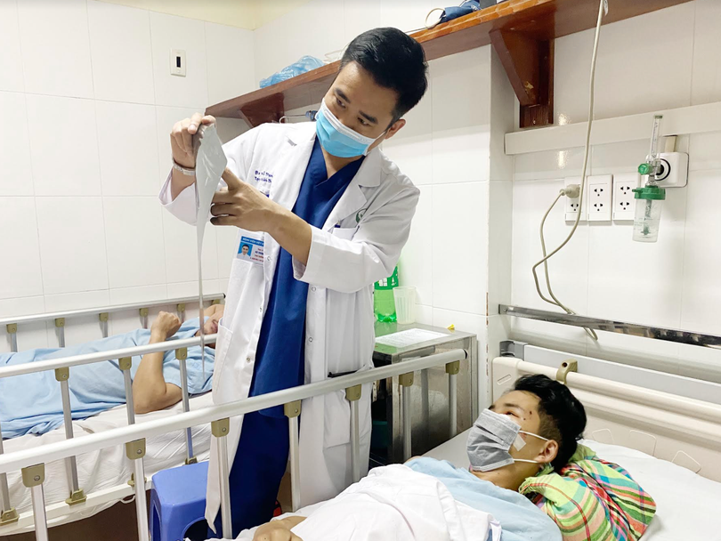 ThS.BS. Vũ Trung Trực - Phó Trưởng khoa Hàm mặt - Tạo hình - Thẩm mỹ, Bệnh viện Hữu nghị Việt Đức khám lại cho người bệnh (Ảnh - BVCC)