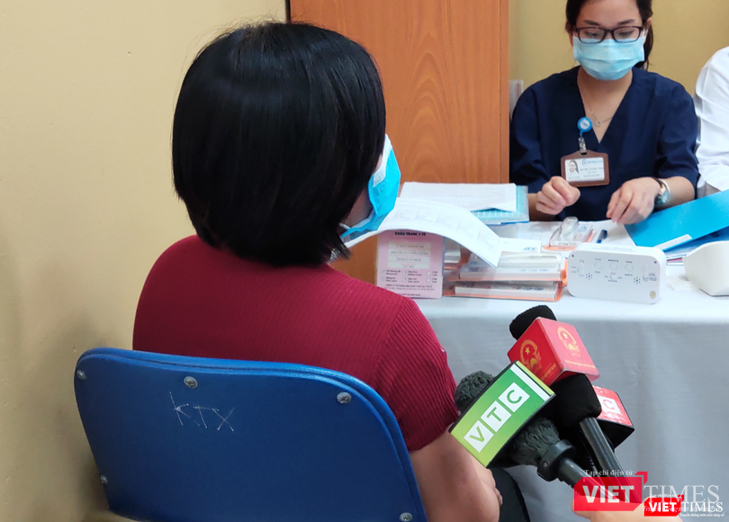 Chị T., 46 tuổi, tâm sự: “Tôi cùng cả gia đình đã đăng ký tiêm thử nghiệm vaccine phòng COVID-19" (Ảnh - Minh Thuý)