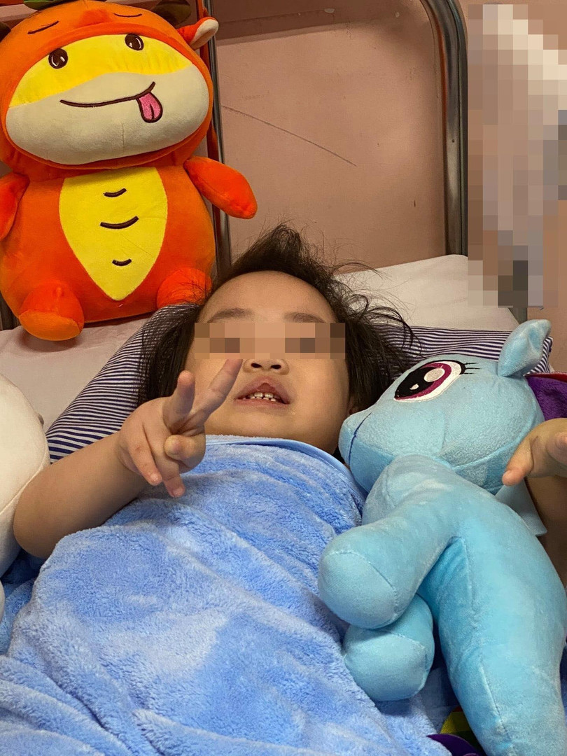 Bé H. đã khoẻ mạnh, có thể cười nói vui vẻ (Ảnh - BVCC) Bé H. đã khoẻ mạnh, có thể cười nói vui vẻ (Ảnh - BVCC)