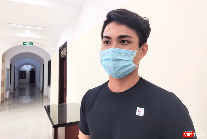 Nam tiếp viên hàng không "giấu" gia đình đăng ký tiêm thử nghiệm vaccine phòng COVID-19 (Ảnh - Minh Thuý) 