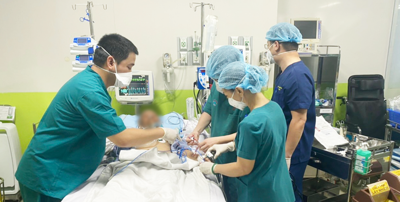 Các bác sĩ điều trị cho bệnh nhân 1536 mắc COVID-19 nặng (Ảnh - BYT) 