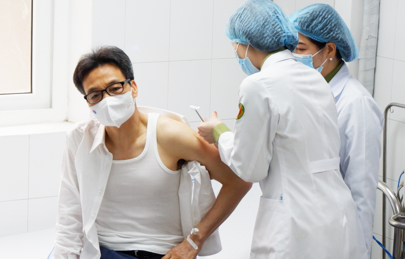 Phó Thủ tướng Vũ Đức Đam tiêm vaccine phòng COVID-19 "made in VietNam" - Ảnh - Hoàng Anh
