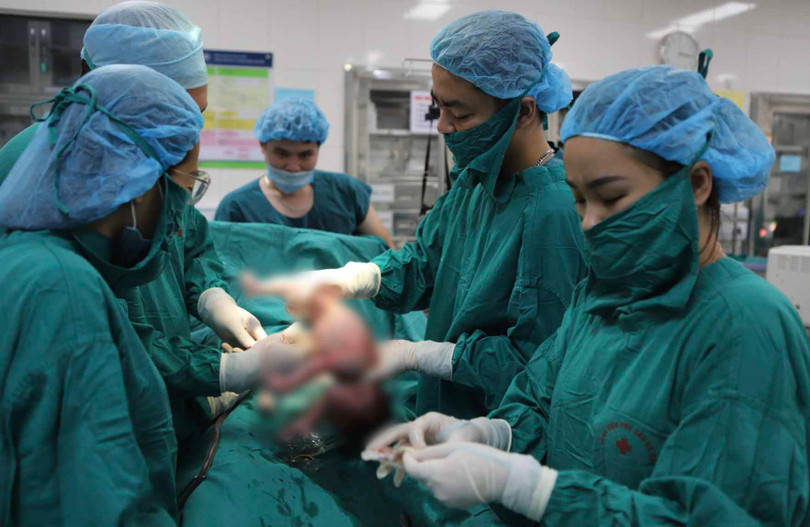 Các bác sĩ phẫu thuật đón "chiến binh tí hon" chào đời (Ảnh - BVCC) Các bác sĩ phẫu thuật đón "chiến binh tí hon" chào đời (Ảnh - BVCC)