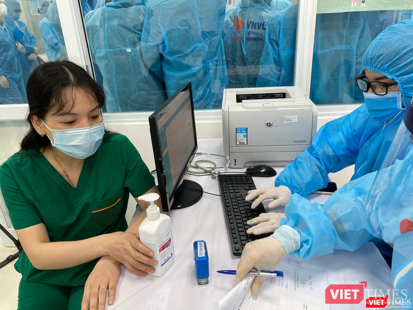 Bác sĩ tư vấn tiêm vaccine phòng COVID-19 (Ảnh - Tuấn Dũng) Bác sĩ tư vấn tiêm vaccine phòng COVID-19 (Ảnh - Tuấn Dũng)