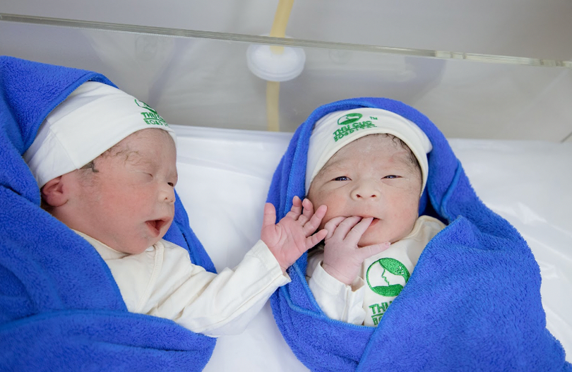 2 bé trai song sinh khoẻ mạnh (BVCC) 2 bé trai song sinh khoẻ mạnh (BVCC)