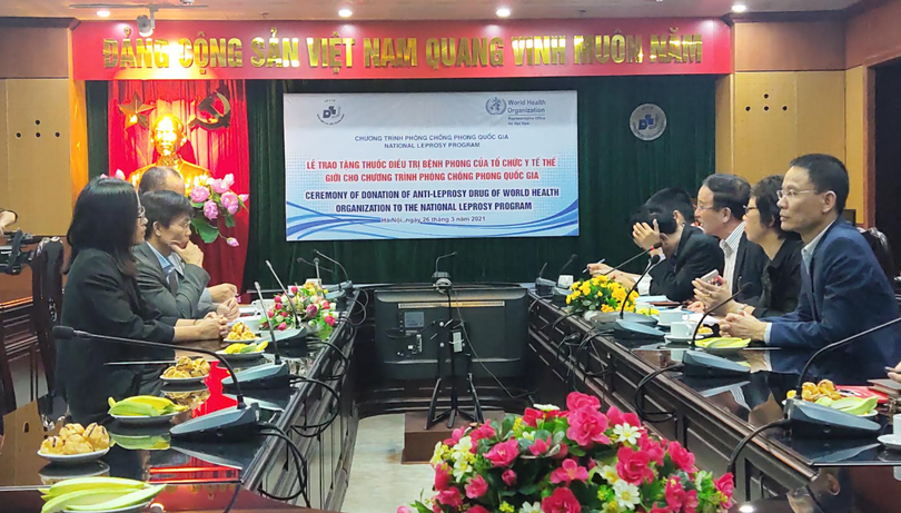 Lễ trao tặng thuốc điều trị bệnh phong của Tổ chức Y tế Thế giới (WHO) cho chương trình phòng, chống phong quốc gia (Ảnh - Minh Thuý) 