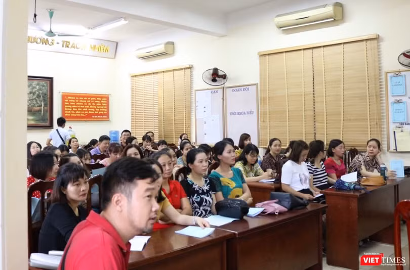 Họp cán bộ làm công tác coi thi tại Trường THCS Lê Quý Đôn. Ảnh: Minh Thúy