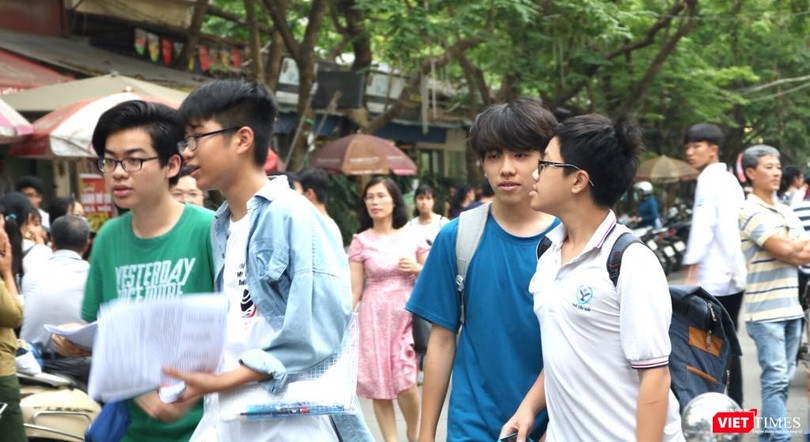 Học sinh ra về. Ảnh: Minh Thúy