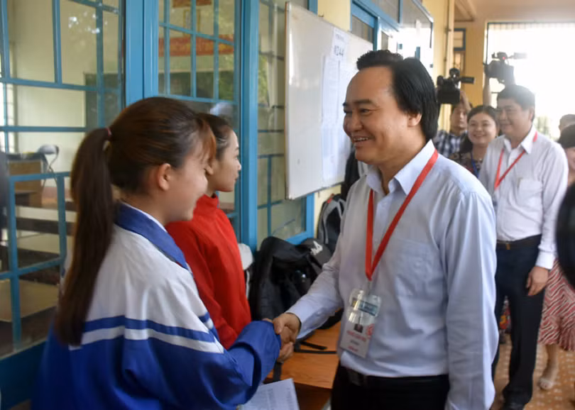 Bộ trưởng Bộ GD&ĐT động viên các cán bộ coi thi và thí sinh trước giờ thi