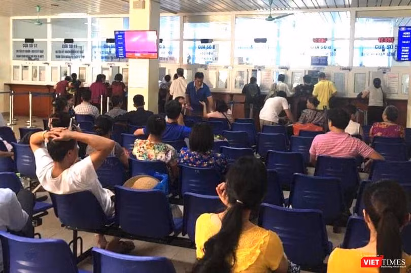 Bệnh nhân chờ khám bệnh. 