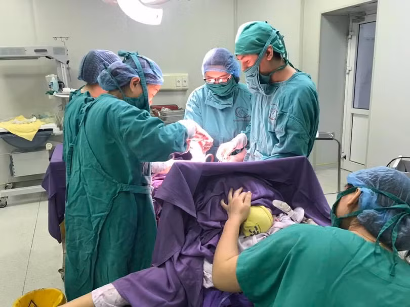 Các bác sĩ phẫu thuật cho sản phụ Châu Thị Mai P.