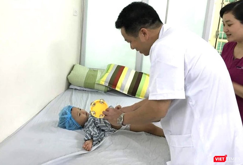 Bác sĩ chăm sóc bệnh nhi. 