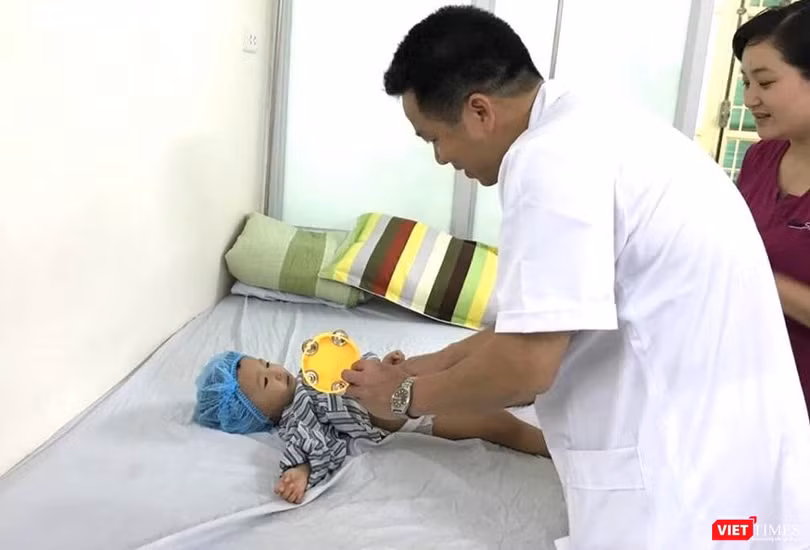 Bác sĩ chăm sóc bệnh nhi. 