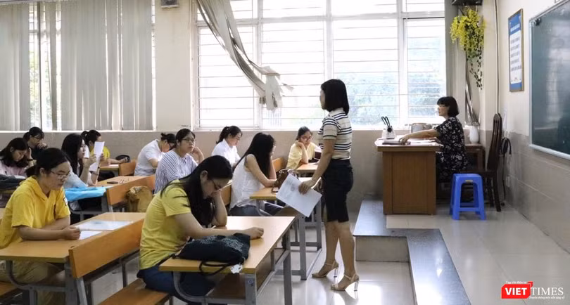 Giám thị phổ biến quy chế thi cho thí sinh. Ảnh: Minh Thúy