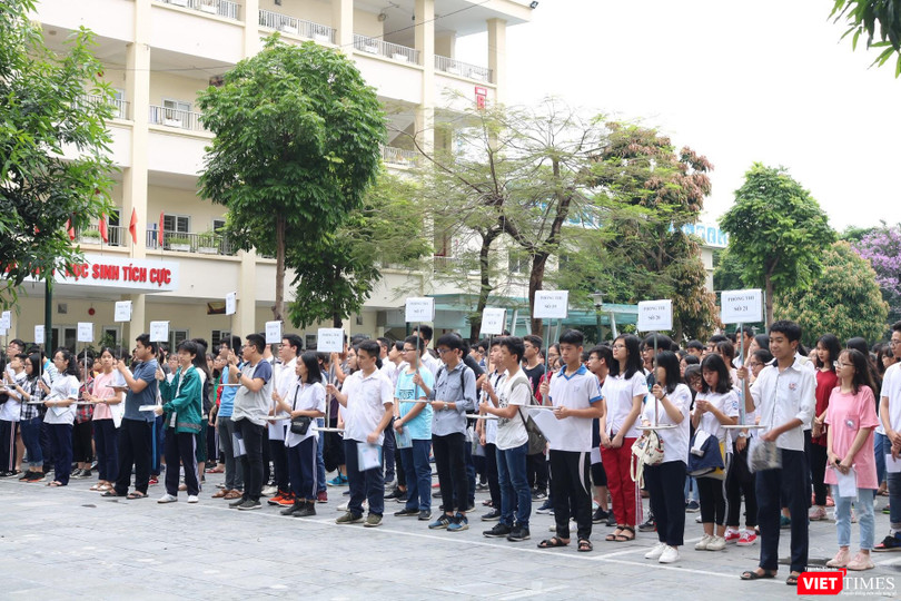 Thí sinh tập trung tại sân trường THCS Dịch Vọng (Cầu Giấy). Ảnh: Minh Thúy