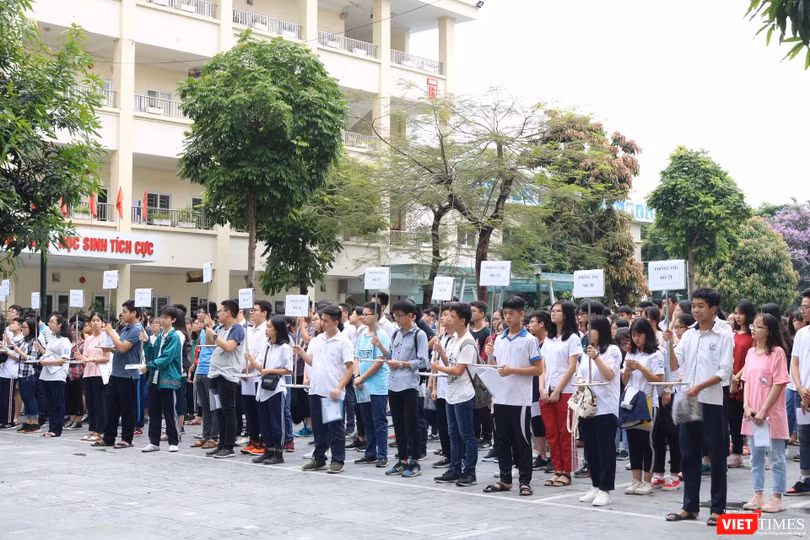 Thí sinh tập trung tại sân trường THCS Dịch Vọng (Cầu Giấy). Ảnh: Minh Thúy