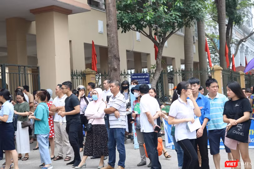 Phụ huynh chờ đợi con thi xong. Ảnh: Minh Thúy