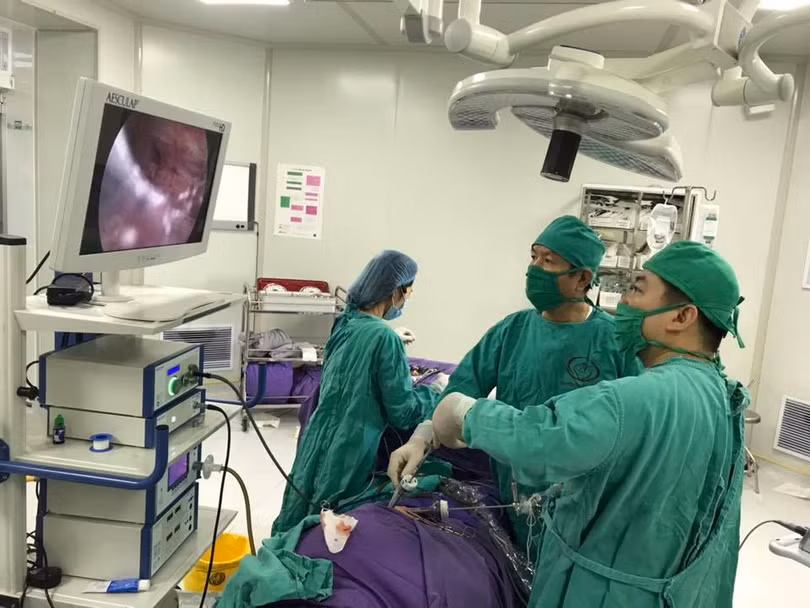 Các BS phẫu thuật nội soi cắt thận trái cho bé 3 tuổi.