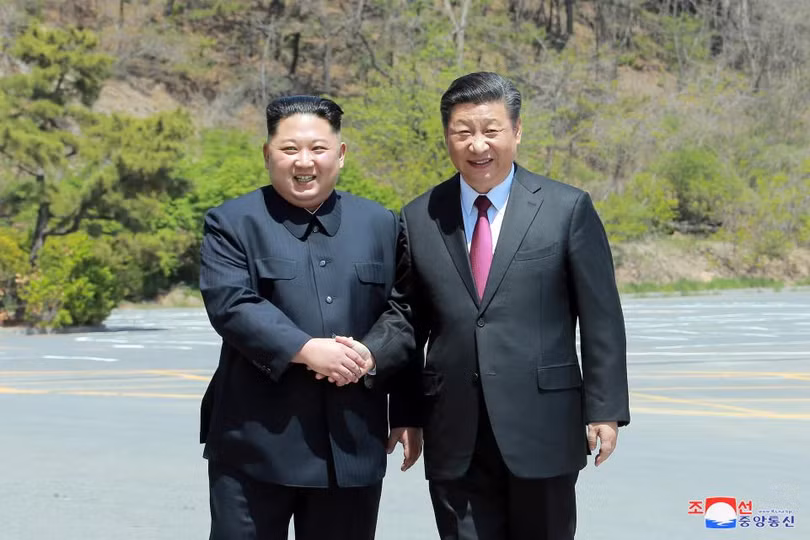 Lãnh đạo Triều Tiên Kim Jong Un và chủ tịch Trung Quốc Tập Cận Bình tại Đại Liên, Trung Quốc.