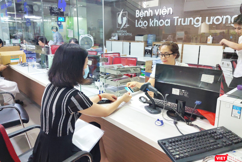 Người bệnh thanh toán viện phí qua thẻ tại Bệnh viện Lão khoa Trung ương (Ảnh: Minh Thúy) 