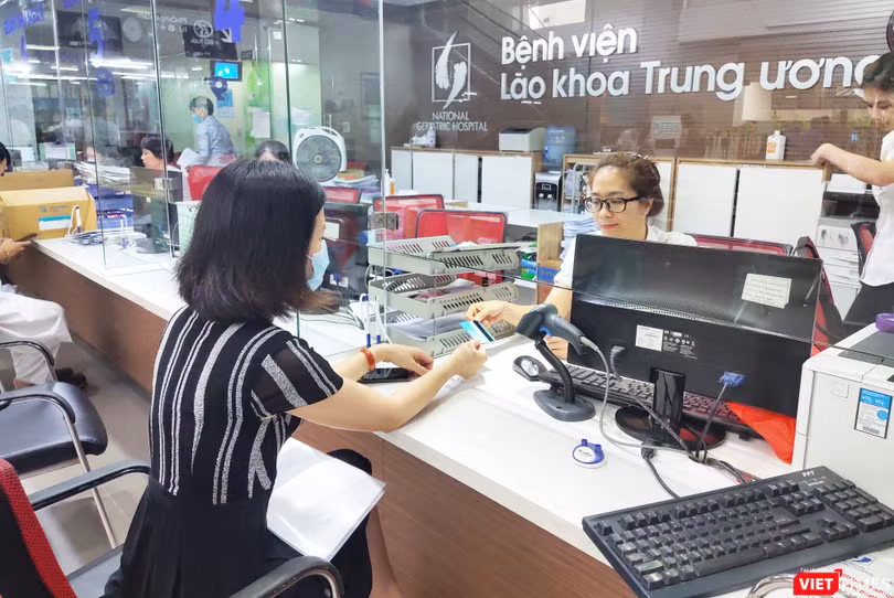 Người bệnh thanh toán viện phí qua thẻ tại Bệnh viện Lão khoa Trung ương (Ảnh: Minh Thúy) 