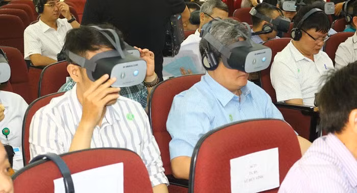 Bác sĩ sử dụng kính thực tế áo để trải nghiệm quá trình phẫu thuật lồng ngực (Ảnh: Hải Yến) 