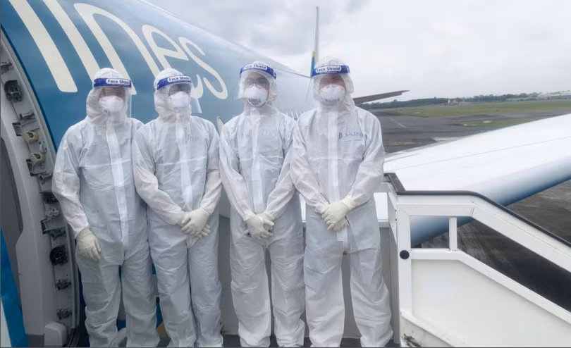 2 bác sĩ cùng 2 điều dưỡng trên chuyến bay chở công dân từ Guinea Xích đạo về nước (Ảnh: Đặng Thanh) 