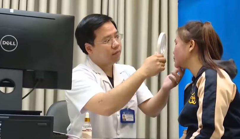 Bác sĩ khám bệnh cho bệnh nhân (Ảnh: BVCC) 