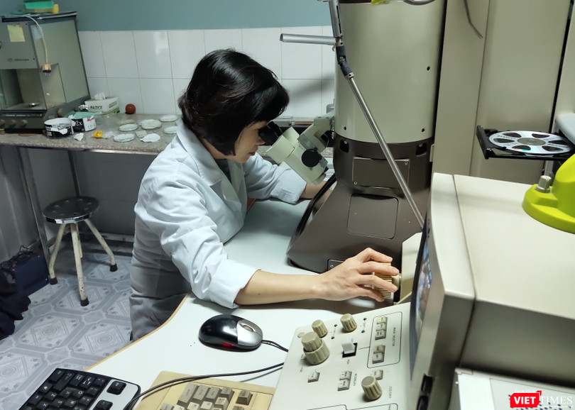 Cán bộ nghiên cứu trong phòng thí nghiệm (Ảnh: Minh Thúy) 