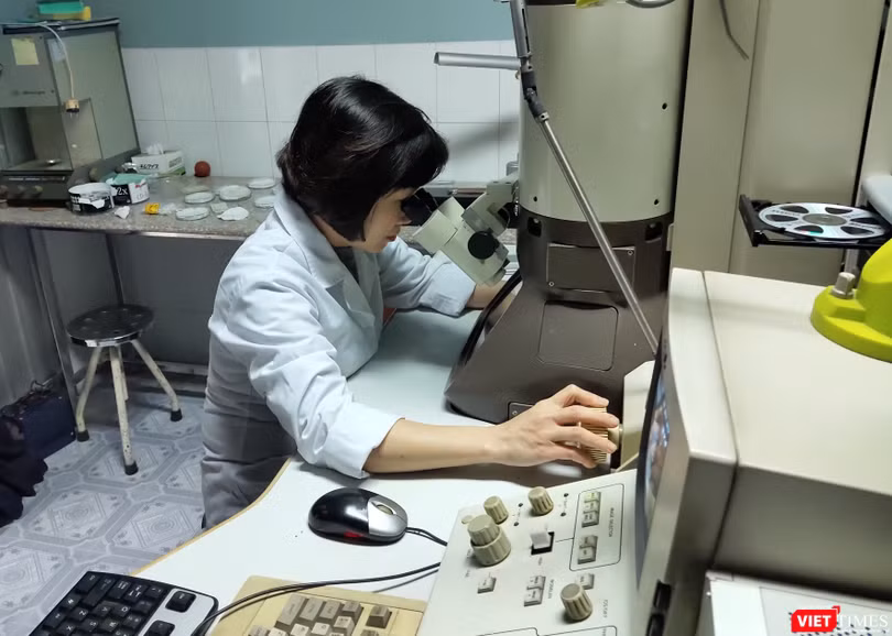Cán bộ nghiên cứu trong phòng thí nghiệm (Ảnh: Minh Thúy) 