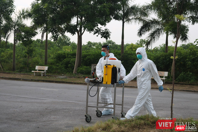 Nhân viên y tế chuẩn bị phun khử khuẩn (Ảnh: Minh Thuý)