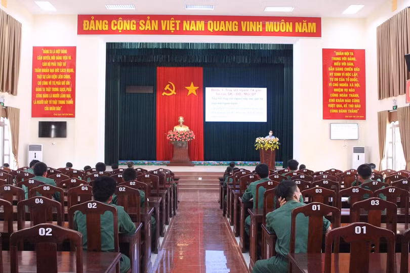 Trường Đại học Kỹ thuật Y – Dược Đà Nẵng đã tập huấn cho 400 cán bộ, nhân viên, chiến sĩ và học viên về “Cách truy vết người tiếp xúc gần với bệnh nhân COVID- 19”. (Ảnh: Vũ Mạnh Cường) 