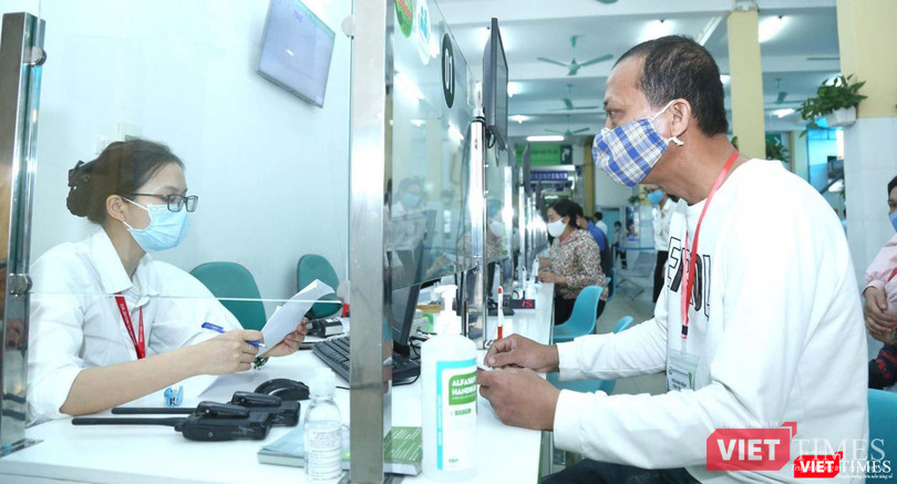 Người dân giải quyết thủ tục hành chính tại bệnh viện (Ảnh - Minh Thuý) Người dân giải quyết thủ tục hành chính tại bệnh viện (Ảnh - Minh Thuý)