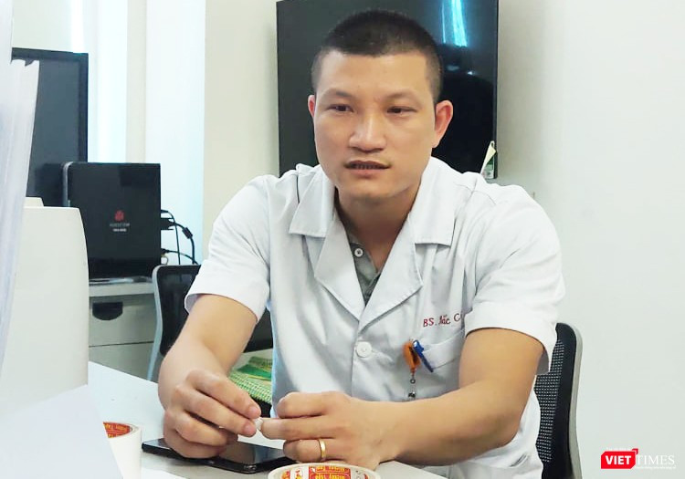 BS. Trần Văn Bắc – Phó trưởng Khoa Cấp cứu, Bệnh viện Bệnh Nhiệt đới Trung ương (Ảnh: Minh Thúy) 