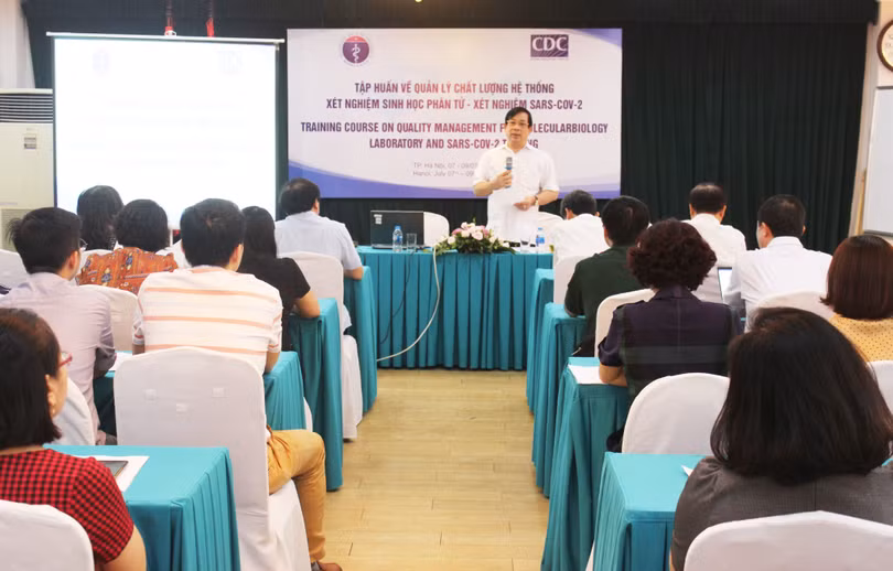 PGS. TS. Lương Ngọc Khuê - Cục trưởng Cục quản lý Khám, chữa bệnh, Bộ Y tế - phát biểu tại lớp tập huấn cập nhật xét nghiệm virus SARS-CoV-2 (Ảnh: Thanh Hằng) 