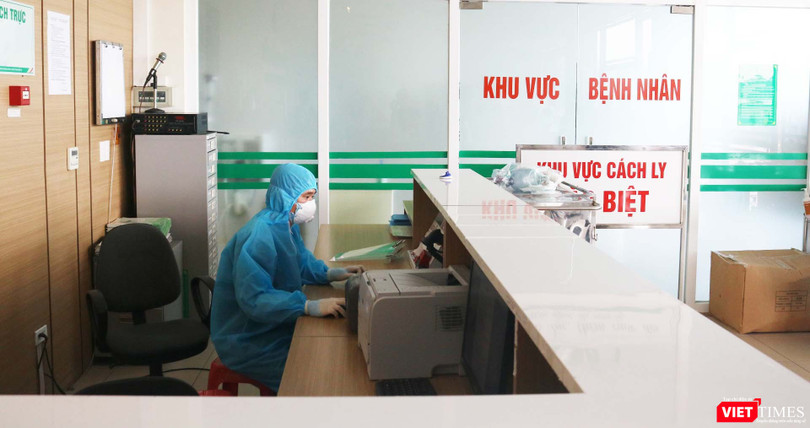 Bác sĩ trực cấp cứu ở Bệnh viện Bệnh Nhiệt đới Trung ương (Ảnh - Minh Thuý) 