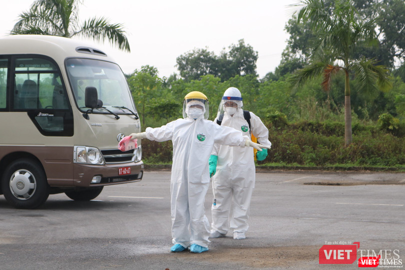 Phun khử khuẩn phòng dịch (Ảnh: Minh Thuý)