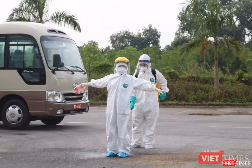 Nhân viên y tế phun khử khuẩn phòng COVID-19 (Ảnh - Minh Thuý)