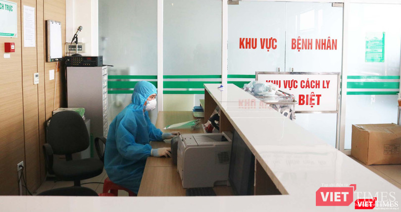 Nhân viên y tế trực ở khu vực cách ly phòng COVID-19 (Ảnh - Minh Thuý)