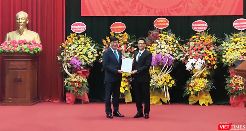 Phó Thủ tướng Vũ Đức Đam trao quyết định Bí thư Ban cán sự Đảng Bộ Y tế và quyết định giao quyền Bộ trưởng Bộ Y tế cho ông Nguyễn Thanh Long (Ảnh: Minh Thúy) 