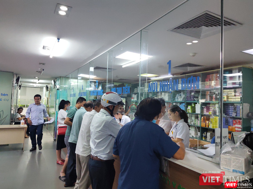 Người dân mua thuốc ở bệnh viện (Ảnh: Minh Thuý)