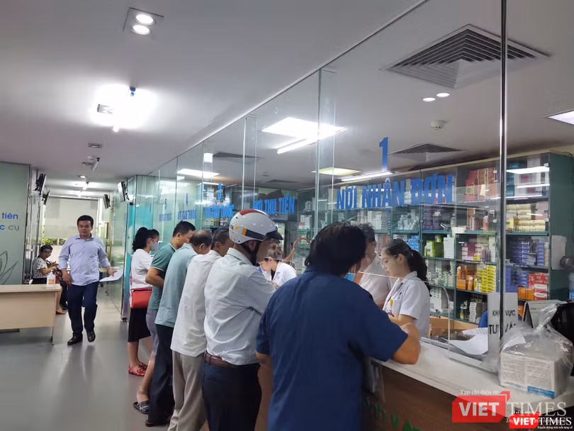 Người dân mua thuốc ở bệnh viện (Ảnh: Minh Thuý)