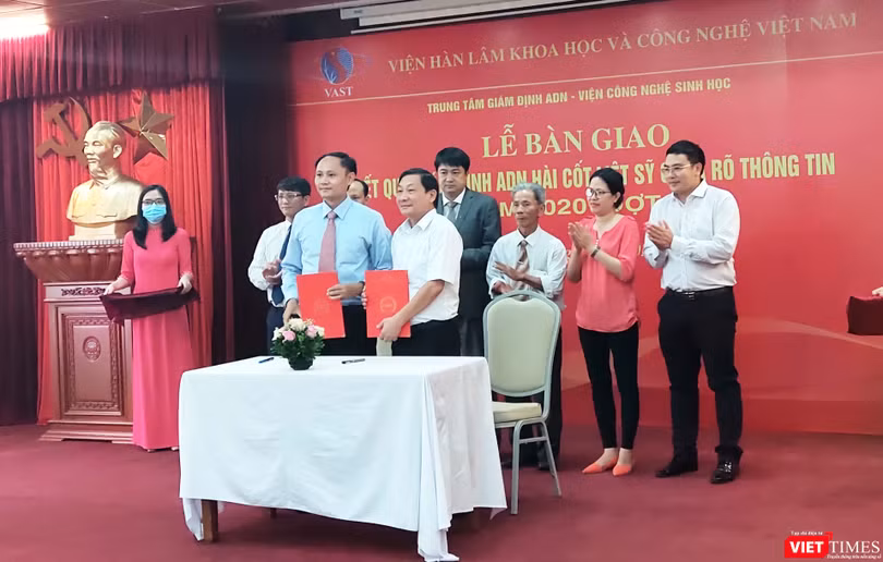 Đại diện Viện Công nghệ Sinh học, Viện Hàn lâm Khoa học Xã hội Việt Nam bàn giao kết quả giám định ADN hài cốt liệt sĩ chưa rõ thông tin cho Bộ Lao động Thương binh và Xã hội (Ảnh: Minh Thúy) 