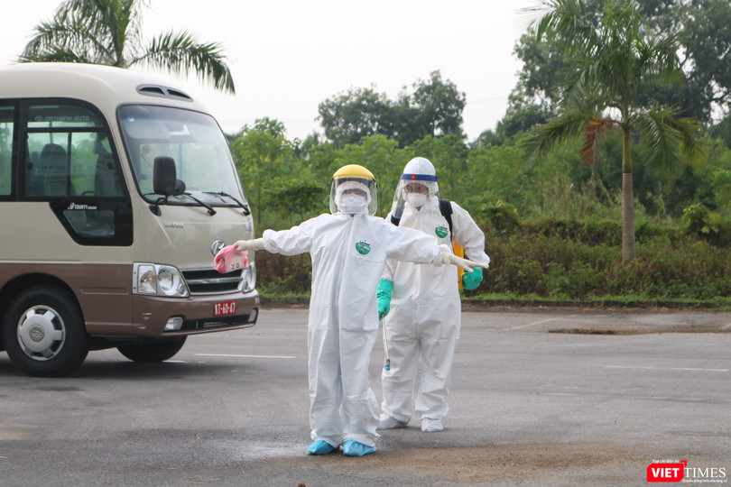 Phun khử khuẩn để phòng COVID-19 (Ảnh - Minh Thuý) 