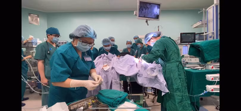 Bác sĩ phẫu thuật tách rời cặp song sinh dính liền (Ảnh: Bệnh viện Nhi đồng Thành phố - TP. Hồ Chí Minh) 